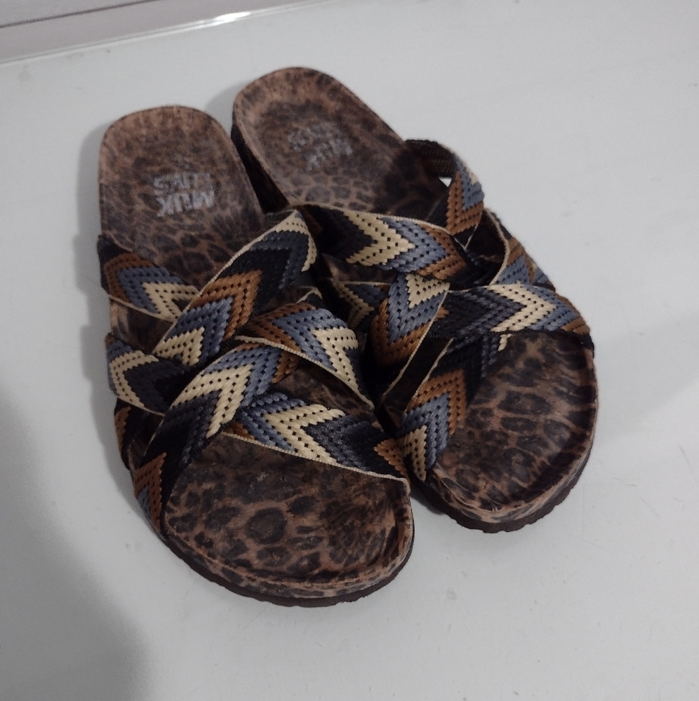 Adorable Muk Luk sandals